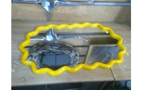 MIROIR ONDULE CADRE JAUNE