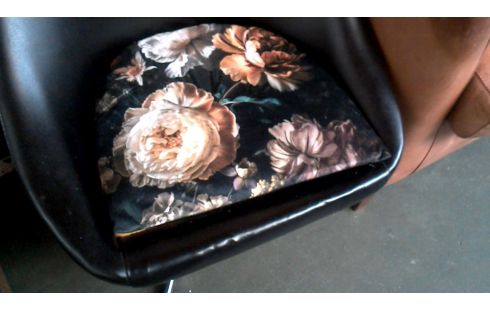 STOEL KUIPSTOEL VINTAGE ZWART SIMILI