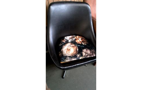 STOEL KUIPSTOEL VINTAGE ZWART SIMILI