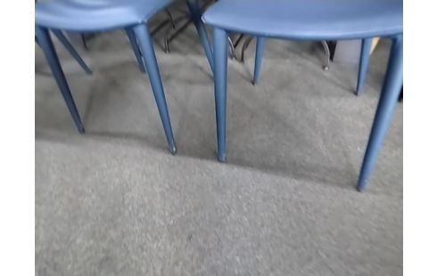 4 CHAISES MODERNE BLEUES PIEDS ABIMES