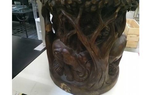 TABOURET EN BOIS SCULPTE