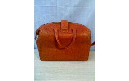 TASCHE BRAUN MIT TRAGEGRIFF LEDEROPTIK