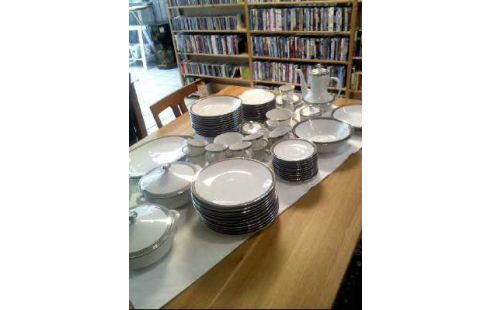 PORZELLANSERVICE 74-T. <JAEGER&CO> PLATINRAND