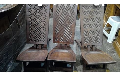 STUHL AFRIKANSICH GESCHNITZT