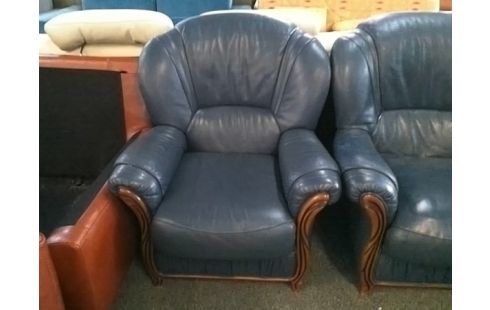 CANAPE BLEU AVEC 2 FAUTEUILS BLEUS (QLQS TACHES)