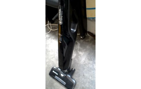 ASPIRADOR ESCOBA NILFISK NEGRO
