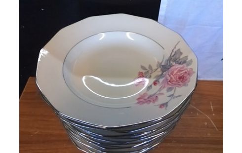 LOT D'ASSIETTES PORCELAINE MOTIF ROSES