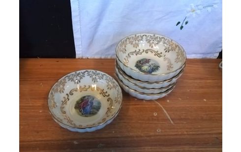 LOT DE COUPELLES MOTIFS PERSONNAGES