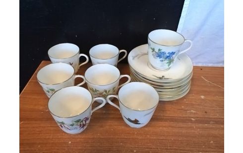 LOT DE TASSES AVEC SOUCOUPES MOTIFS FLEURS ET OISEAUX