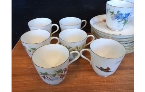 LOT DE TASSES AVEC SOUCOUPES MOTIFS FLEURS ET OISEAUX