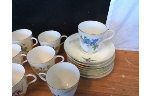 LOT DE TASSES AVEC SOUCOUPES MOTIFS FLEURS ET OISEAUX