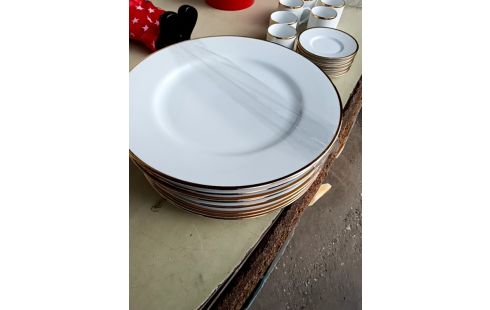 LOT DE ASSIETTES LISERÉ DORÉ