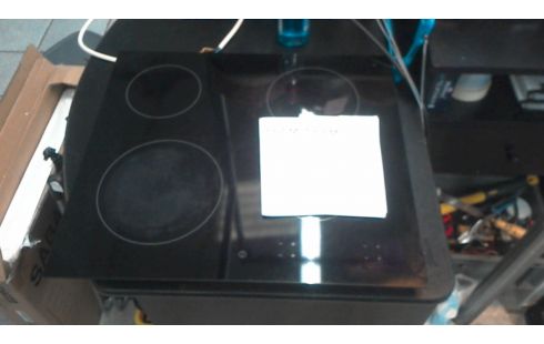 PLAQUE VITROCERAMIQUE  EN  L' ETAT