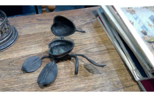 CENDRIER BRONZE DECOR  VEGETAL