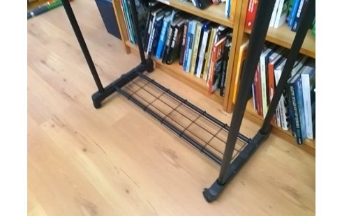 PORTANT VETEMENTS SUR ROULETTES