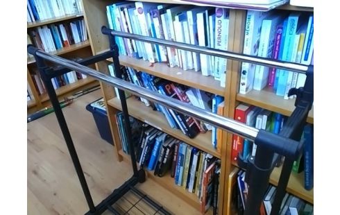 PORTANT VETEMENTS SUR ROULETTES