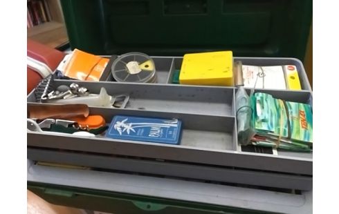 CAISSE DE PECHE AVEC ACCESSOIRES