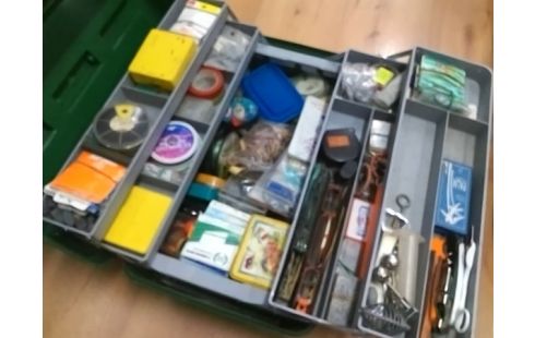 CAISSE DE PECHE AVEC ACCESSOIRES