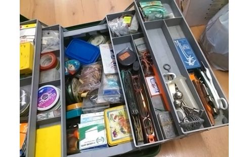 CAISSE DE PECHE AVEC ACCESSOIRES