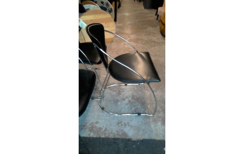 BUTACA. DISEÑO CROMO IMITACIÓN CUERO NEGRO