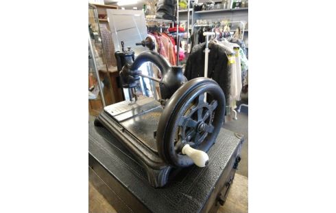 MACHINE A COUDRE ANCIENNE