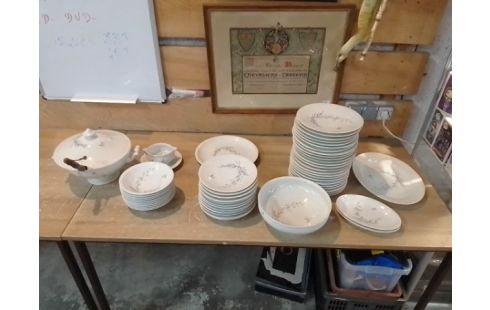 SERVICE DE TABLE LIMOGES SIGNE