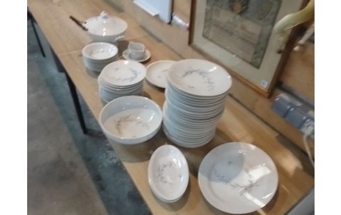 SERVICE DE TABLE LIMOGES SIGNE