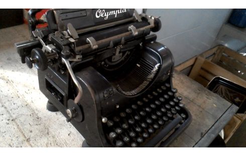 SCHRIJFMACHINE OLYMPIA
