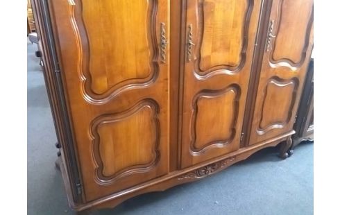 ARMOIRE 3P STYLE LOUIS XV (ETAGERES ET UNE SERRURE A REVOIR)