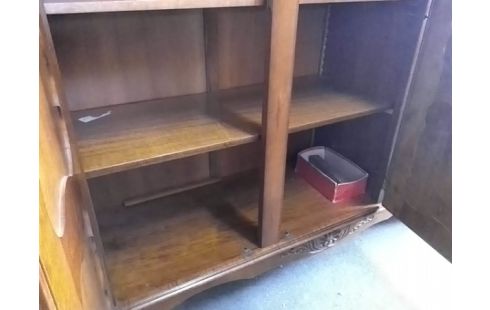 ARMOIRE 3P STYLE LOUIS XV (ETAGERES ET UNE SERRURE A REVOIR)