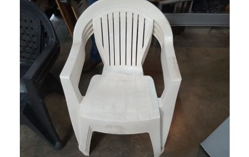 4 CHAISES EXTERIEUR PLASTIQUE