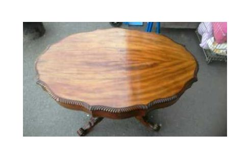 MESA EN FORMA DE VIOLÍN CAOBA