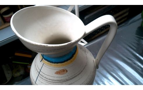 AIGUIERE BEIGE MET JAUNE BLEUE