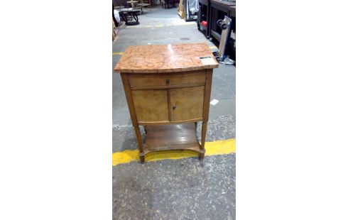 NIEDRIGE MÖBEL ART DECO. MARMORPLATTE