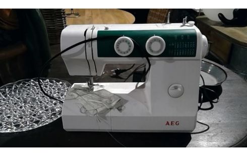 MACHINE A COUDRE AEG