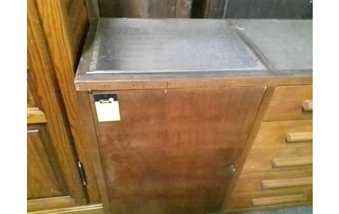 MEUBLE BAS AVEC VERRES 2P 5T (UN ECLAT)