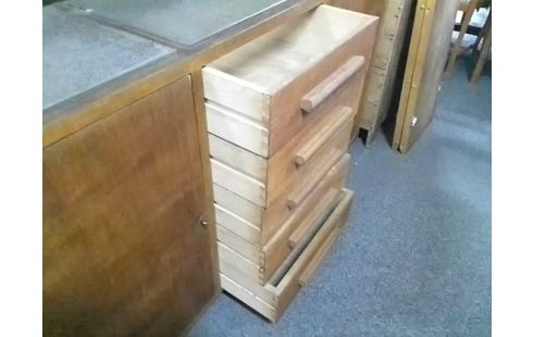 MEUBLE BAS AVEC VERRES 2P 5T (UN ECLAT)