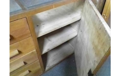 MEUBLE BAS AVEC VERRES 2P 5T (UN ECLAT)