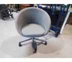 FAUTEUIL GRIS SUR ROULETTES