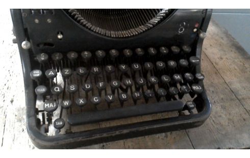 MACHINE A ECRIRE OLYMPIA ANTIQUE