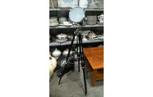 LAMPADAIRE TREPIED