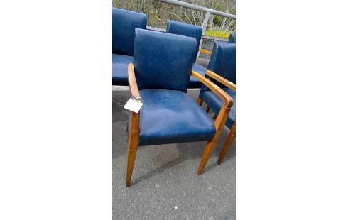 CHAISE VINTAGE EN SKAI ACCOUD.