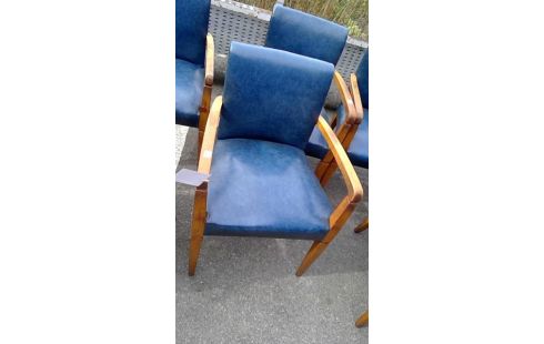 CHAISE VINTAGE EN SKAI ACCOUD.