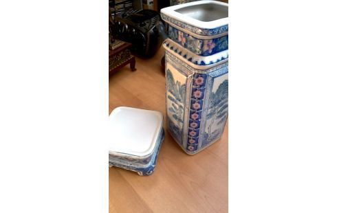 VASE CARRE ORIENTAL BLANCHE BLEUE MET PIED