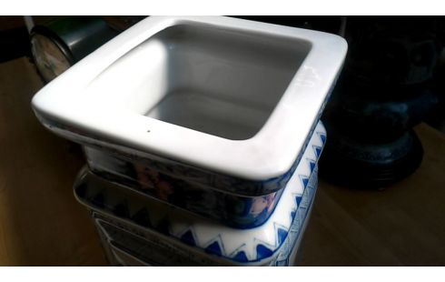 VASE CARRE ORIENTAL BLANCHE BLEUE MET PIED