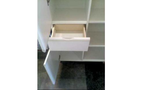 SCHRANK WEIß 3-TÜREN 1-SCHUBL.