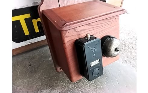 TELEPHONE MURAL ANCIEN