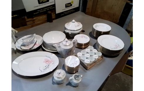 SERVICE DE TABLE LIMOGE 52 PIECES