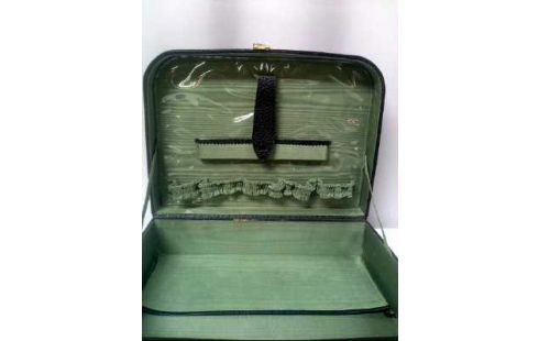 KOFFER KLEIN SCHWARZ MIT TRAGERIEMEN