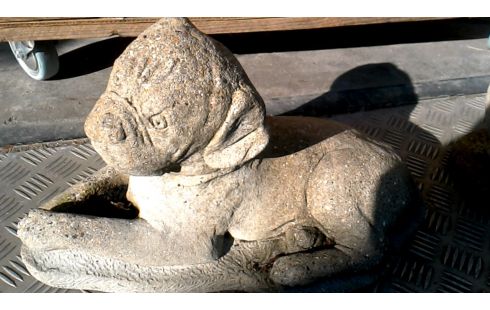 TUINBEELD BETON HOND